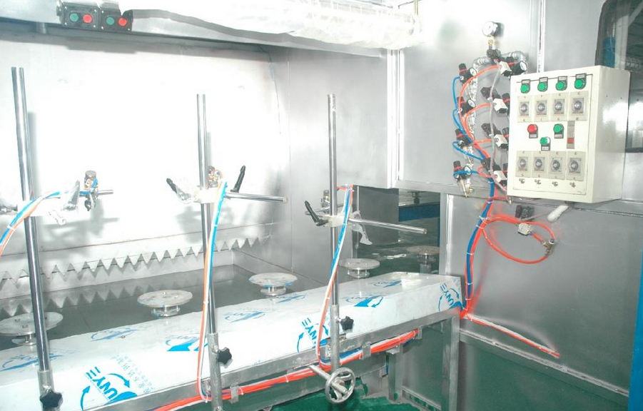 自动化喷涂设备自动喷涂机采用可编程逻辑控制器(PLC)、伺服控制器、可编程人机界面(触摸屏)等先进控制组件,是高效、自动化的喷涂机械设备。 一、特点: 1、操控面板采用人机界面(触摸屏),操作、设定参数简单直观,可储存记忆多种型号产品的参数供直接调出使用。 2、主控制器采用可编程控制器(PLC)。 3、喷枪机械手采用伺服电机驱动,进口丝杆、直线模块驱动,提高喷涂速度和喷涂精度。 4、机械手丝杆、滑台采用进口品牌,最高速度可达1000m/s。 5、喷涂机内部采用新型水濂油气过滤设计。 6、抽风系统采用底部抽